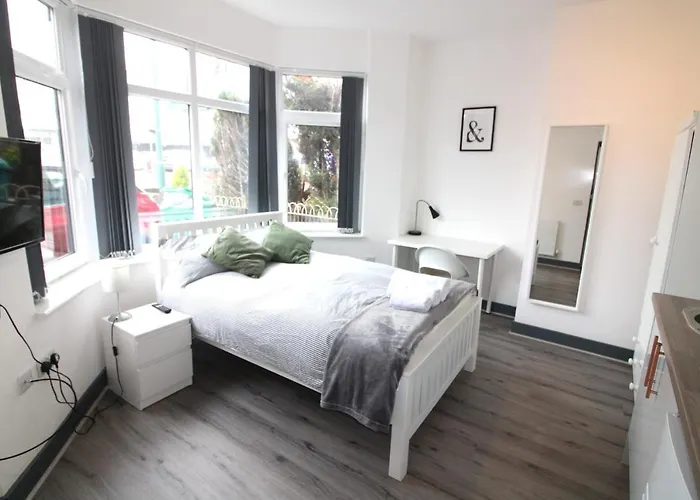 Newly Refurbished Studio, Great Location 8 Studios Nottingham
